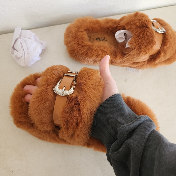 NWT 2 Fly Co. Home Buckles- Saddle Tan Faux Fur Western Slippers in Brown 7/8 - Picture 8 of 11